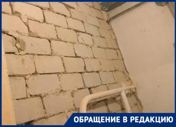 В многоквартирном доме Волгограда рушатся стены В многоквартирном доме Волгограда рушатся стены