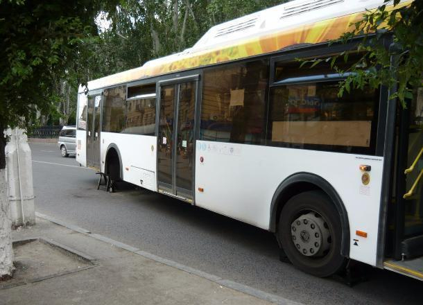В центре Волгограда ремонтная служба пытается починить автобус «Питеравто» В центре Волгограда ремонтная служба пытается починить автобус «Питеравто»