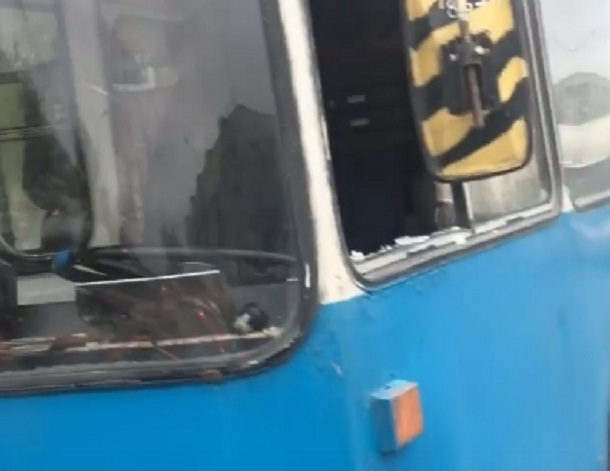 В Волгограде во время движения троллейбусу разбили стекло В Волгограде во время движения троллейбусу разбили стекло