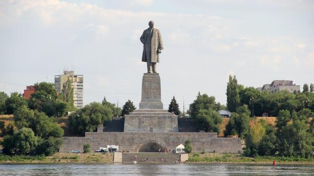 Календарь:20 апреля 1973 года в Волгограде на место свергнутого медного Сталина поставили бетонного Ленина Календарь:20 апреля 1973 года в Волгограде на место свергнутого медного Сталина поставили бетонного Ленина