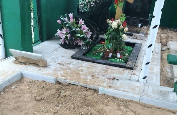 Неизвестные раскапывают могилы на кладбище Волгограда Неизвестные раскапывают могилы на кладбище Волгограда