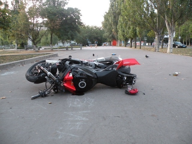 разбитый мотоцикл 

