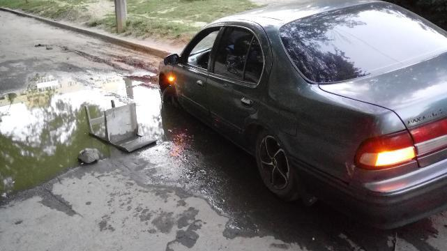 В центре Волгограда под землю провалился автомобиль В центре Волгограда под землю провалился автомобиль