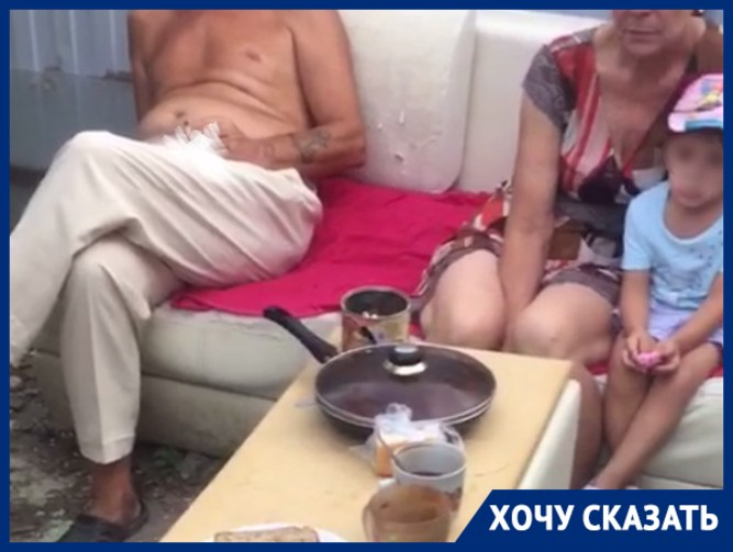 Семья погорельцев в Волгограде второй месяц живет на улице Семья погорельцев в Волгограде второй месяц живет на улице