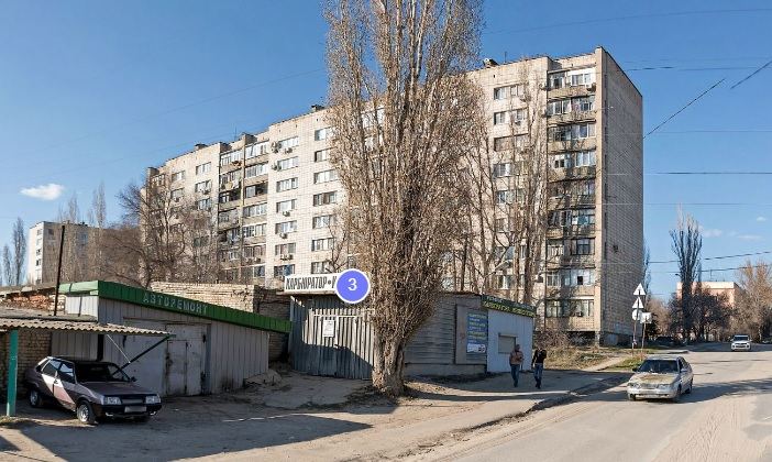 В Волгограде школьник сорвался с крыши девятиэтажки В Волгограде школьник сорвался с крыши девятиэтажки