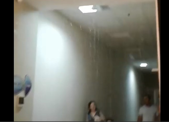 На видео попал потоп в зоне фуд-корта крупного торгового центра Волгограда На видео попал потоп в зоне фуд-корта крупного торгового центра Волгограда