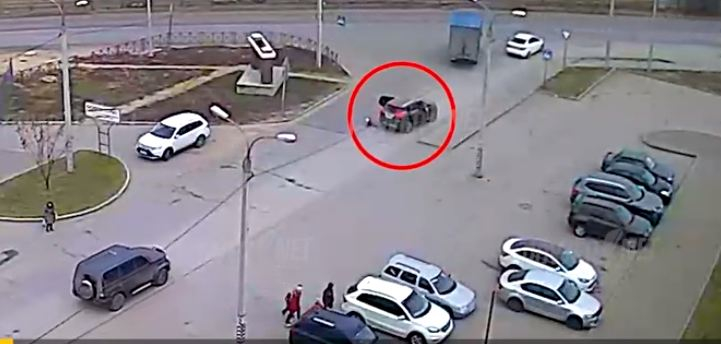 В Волгограде падение ребенка на ходу из внедорожника попало на видео В Волгограде падение ребенка на ходу из внедорожника попало на видео