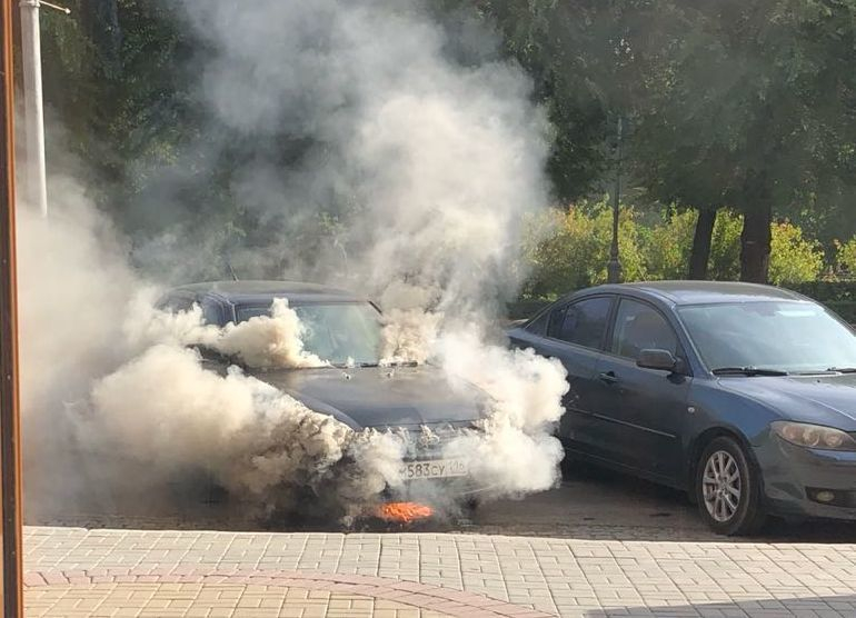 Автобиль с татарскими номерами вспыхнул возле Вечного огня в Волгограде Автобиль с татарскими номерами вспыхнул возле Вечного огня в Волгограде