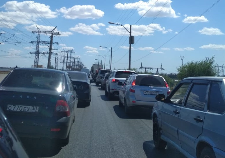 Дикая пробка на ГЭС заставляет волгоградцев нарушать правила Дикая пробка на ГЭС заставляет волгоградцев нарушать правила
