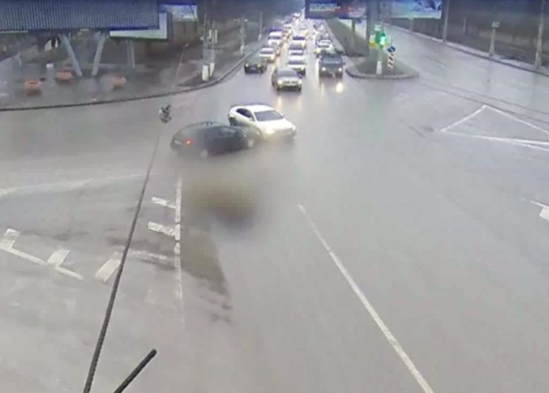 На видео попало ДТП двух иномарок на площади Возрождения в Волгограде На видео попало ДТП двух иномарок на площади Возрождения в Волгограде
