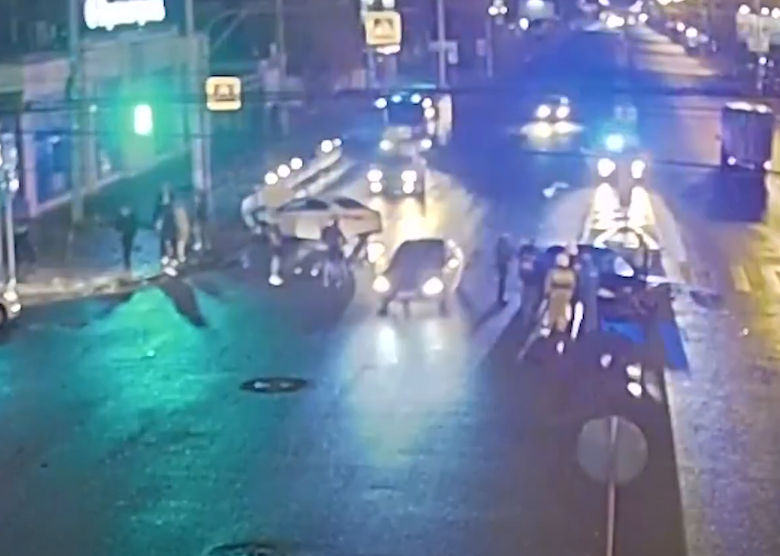 На видео попало ночное ДТП из-за пьяного водителя в центре Волгограда На видео попало ночное ДТП из-за пьяного водителя в центре Волгограда