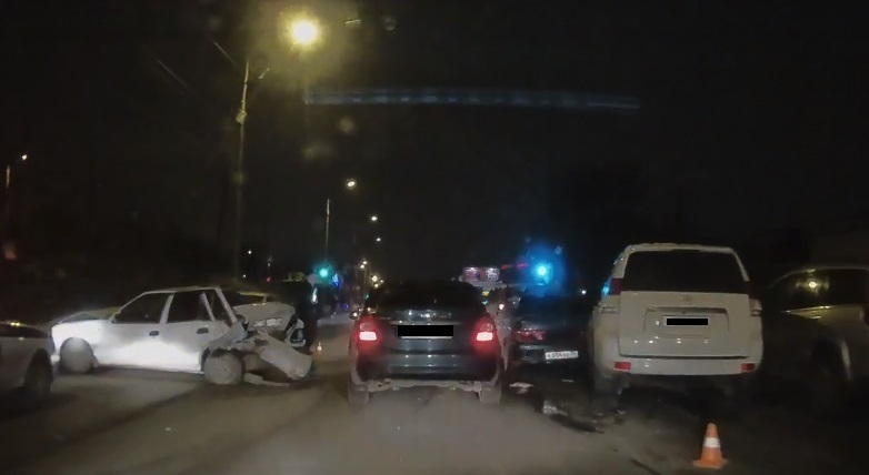 Опубликовано видео с места ДТП, где федеральный судья на Land Cruiser протаранил четыре авто Опубликовано видео с места ДТП, где федеральный судья на Land Cruiser протаранил четыре авто