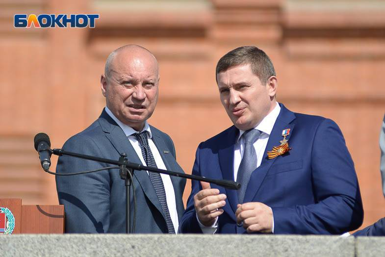 Мэр Волгограда заплатил за парад Победы для избранных 4,5 млн рублей из бюджета города Мэр Волгограда заплатил за парад Победы для избранных 4,5 млн рублей из бюджета города