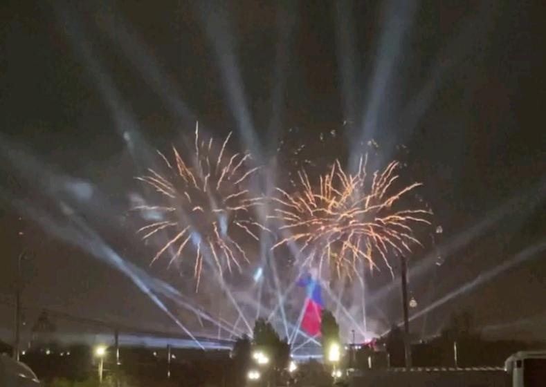 На Мамаевом кургане волгоградцы насладились красочным салютом: видео На Мамаевом кургане волгоградцы насладились красочным салютом: видео