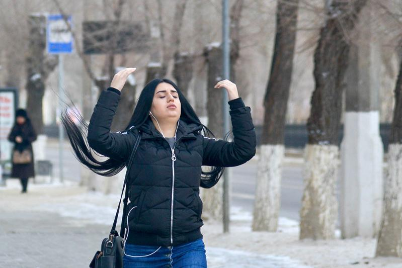 Студенток ВолГУ заставляют снимать украшения и смывать макияж Студенток ВолГУ заставляют снимать украшения и смывать макияж