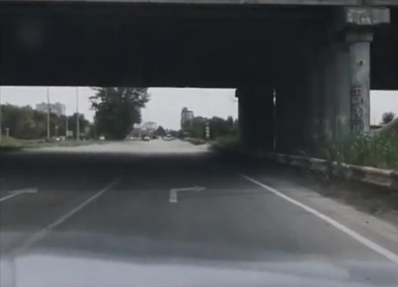 Попасть на Ангарский в Волгограде можно только с нарушением ПДД Попасть на Ангарский в Волгограде можно только с нарушением ПДД