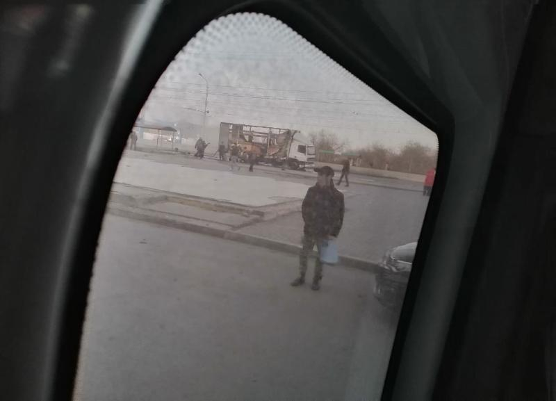 Грузовик сгорел на автобусной остановке в Волгограде Грузовик сгорел на автобусной остановке в Волгограде