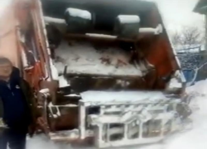 Застрявший по пути в Разгуляевку мусоровоз из-за отсутствия дороги и снегопада попал на видео Застрявший по пути в Разгуляевку мусоровоз из-за отсутствия дороги и снегопада попал на видео