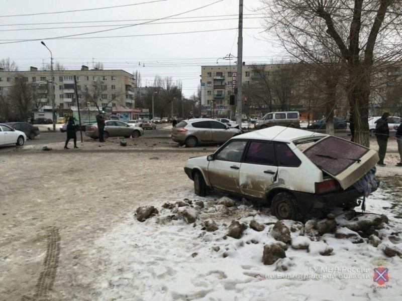 Водитель иномарки сбил пешехода после столкновения с «девяткой» в Волгограде Водитель иномарки сбил пешехода после столкновения с «девяткой» в Волгограде