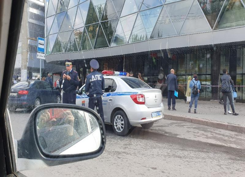 Ворошиловский ТРЦ и «Парк Хаус» экстренно эвакуировали в Волгограде Ворошиловский ТРЦ и «Парк Хаус» экстренно эвакуировали в Волгограде