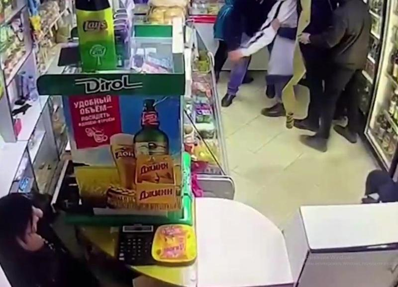 Покупатели обезоружили напавшего на продавца мужчину с пистолетом в Волжском: инцидент сняли на видео Покупатели обезоружили напавшего на продавца мужчину с пистолетом в Волжском: инцидент сняли на видео