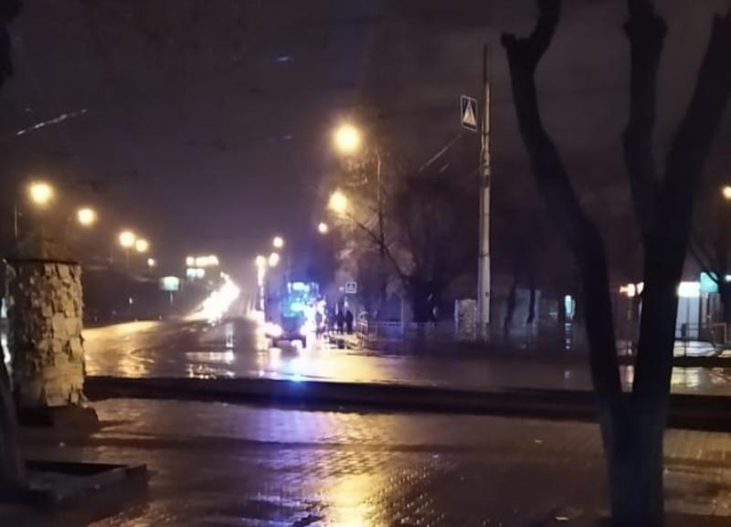 Павильон с сухофруктами загорелся рядом с остановкой «Юбилейный» в Волгограде Павильон с сухофруктами загорелся рядом с остановкой «Юбилейный» в Волгограде