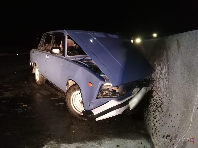 Две женщины попали в больницу из-за въехавшей в ограду «пятерки» на трассе под Волгоградом Две женщины попали в больницу из-за въехавшей в ограду «пятерки» на трассе под Волгоградом
