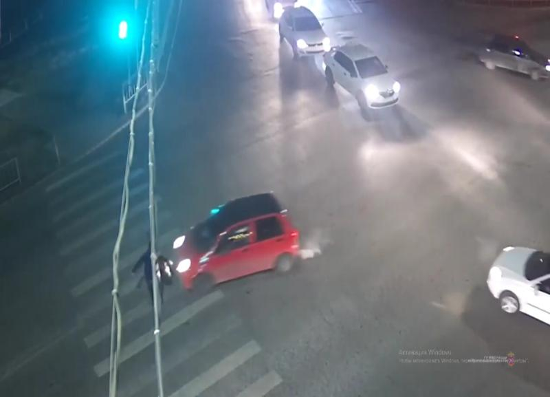 Daewoo Matiz сбил женщину на пешеходном переходе в Волгограде: ДТП попало на видео Daewoo Matiz сбил женщину на пешеходном переходе в Волгограде: ДТП попало на видео