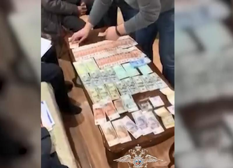 На видео попало, как волгоградцев «разводили» псевдоюристы на 30 млн рублей На видео попало, как волгоградцев «разводили» псевдоюристы на 30 млн рублей