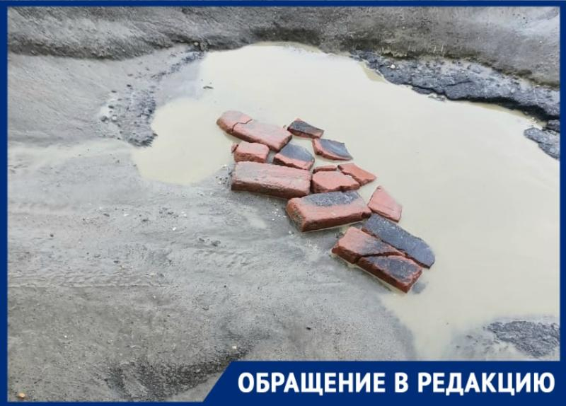 «Яма на яме»: отремонтировать дорогу в Советском районе просит волгоградка «Яма на яме»: отремонтировать дорогу в Советском районе просит волгоградка