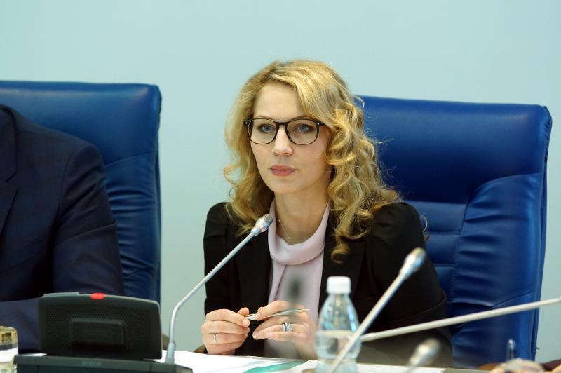 Самая красивая женщина волгоградской политики сегодня намерена от души покушать торта Самая красивая женщина волгоградской политики сегодня намерена от души покушать торта