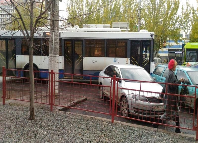 Маршрутчик врезался в троллейбус №10 в Волгограде Маршрутчик врезался в троллейбус №10 в Волгограде