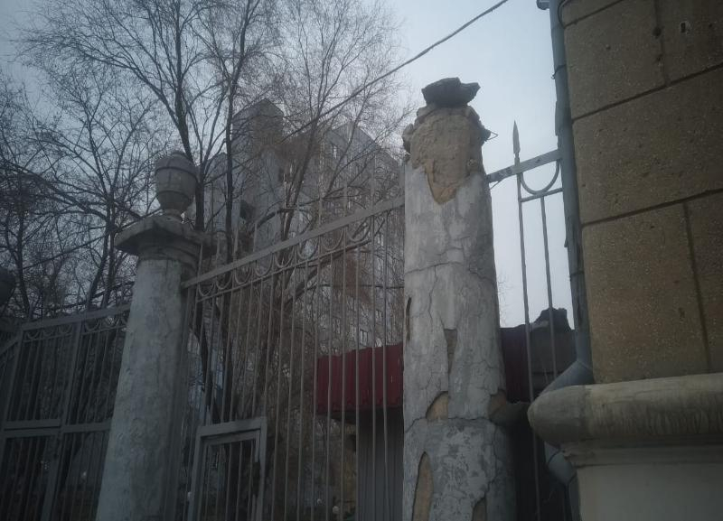 «Отваливаются кирпичи и штукатурка»: на разваливающееся здание в центре Волгоград снова обратили внимание «Отваливаются кирпичи и штукатурка»: на разваливающееся здание в центре Волгоград снова обратили внимание