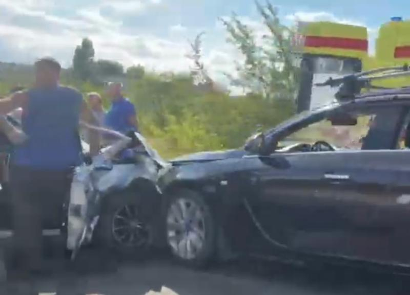 Последствия лобового ДТП на севере Волгограда попали на видео Последствия лобового ДТП на севере Волгограда попали на видео