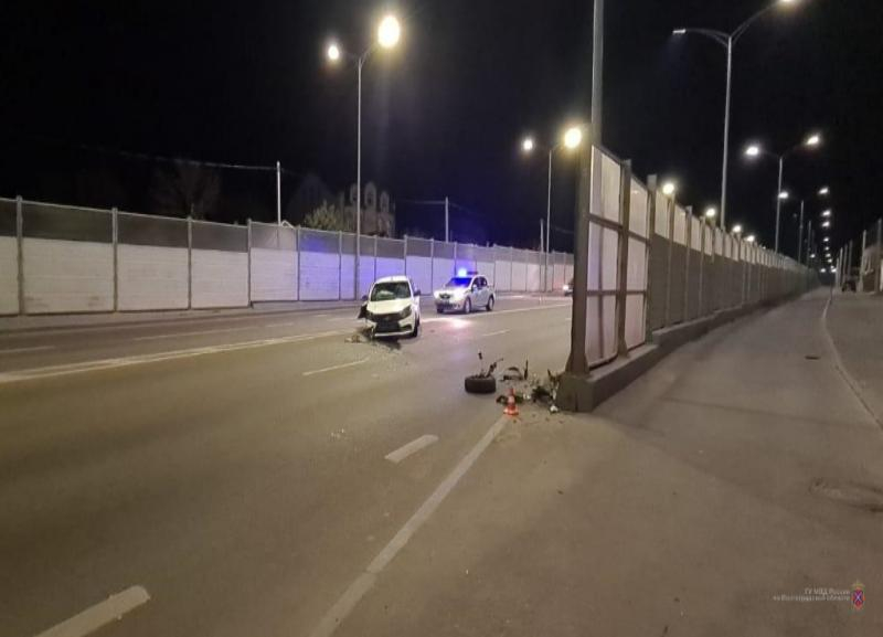 Водитель за рулем Lada в Волгограде протаранил железобетонное ограждение по дороге в аэропорт Водитель за рулем Lada в Волгограде протаранил железобетонное ограждение по дороге в аэропорт