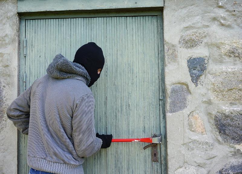 Два 16-летних подростка обокрали частный дом в Котельниково Два 16-летних подростка обокрали частный дом в Котельниково
