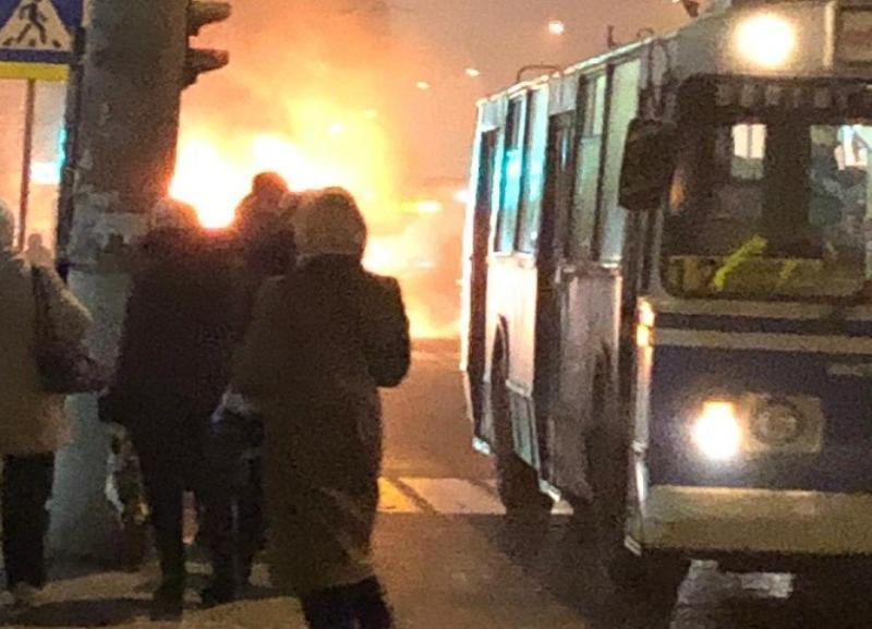 Жуткий пожар в маршрутке №59 попал на видео в Волгограде Жуткий пожар в маршрутке №59 попал на видео в Волгограде