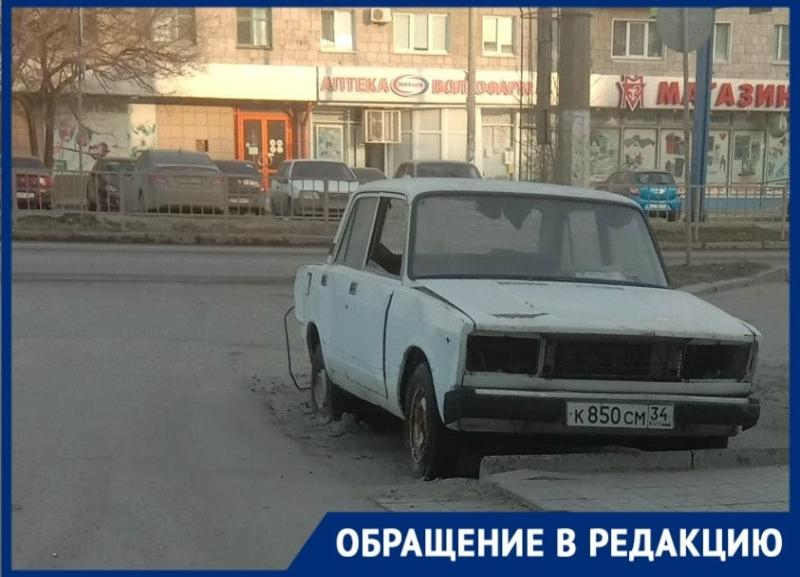 «Стоит «ведро»»: брошенные одинокие жигули больше двух лет пугают волгоградку «Стоит «ведро»»: брошенные одинокие жигули больше двух лет пугают волгоградку