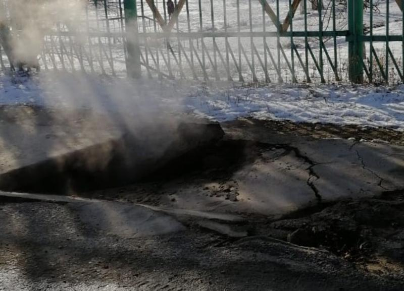 Бетонная плита провалилась в шахту у входа в школу №85 в Волгограде Бетонная плита провалилась в шахту у входа в школу №85 в Волгограде