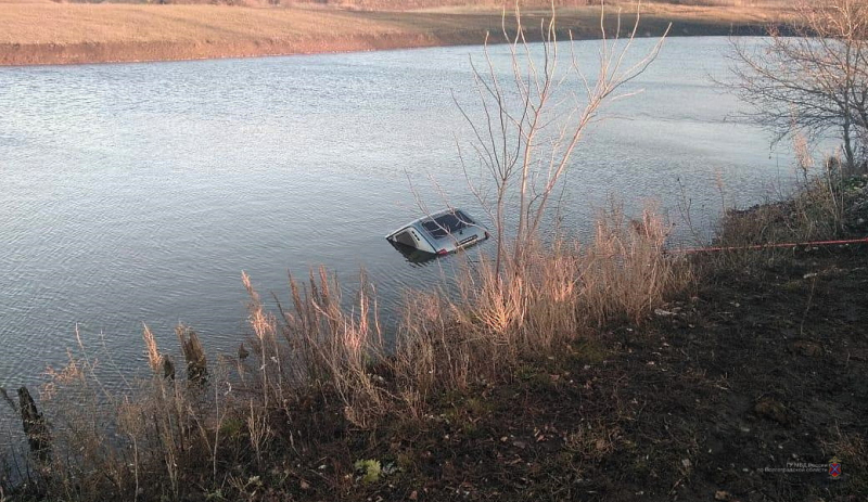 Автомобиль с трупом нашли в пруду в Волгоградской области Автомобиль с трупом нашли в пруду в Волгоградской области
