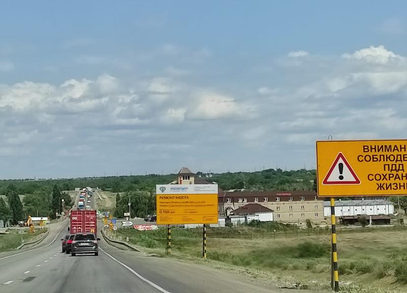 Многие едут на море: в многокилометровой пробке встала трасса в Волгоградской области Многие едут на море: в многокилометровой пробке встала трасса в Волгоградской области