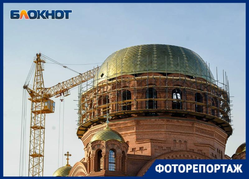 Храм Александра Невского с наполовину собранным куполом в объективе волгоградского фотографа Храм Александра Невского с наполовину собранным куполом в объективе волгоградского фотографа