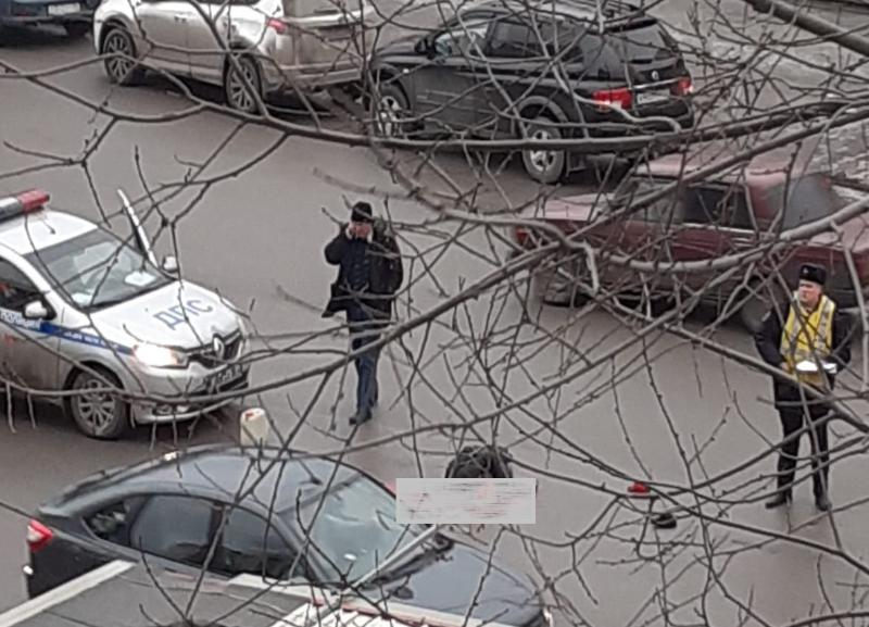 Водитель грузовика насмерть сбил мужчину на улице Качинцев в Волгограде Водитель грузовика насмерть сбил мужчину на улице Качинцев в Волгограде
