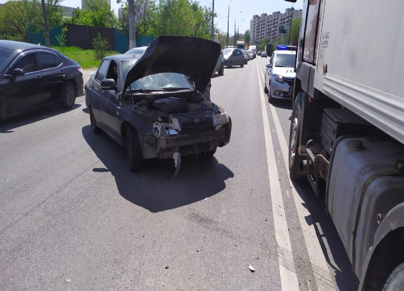 Иногородний водитель устроил массовое ДТП с фурой в Волгограде, пытался обогнать Иногородний водитель устроил массовое ДТП с фурой в Волгограде, пытался обогнать