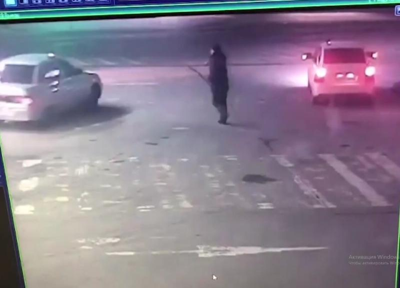 На видео попали двое волгоградцев, воровавших бензин на заправках «Лукойл» На видео попали двое волгоградцев, воровавших бензин на заправках «Лукойл»