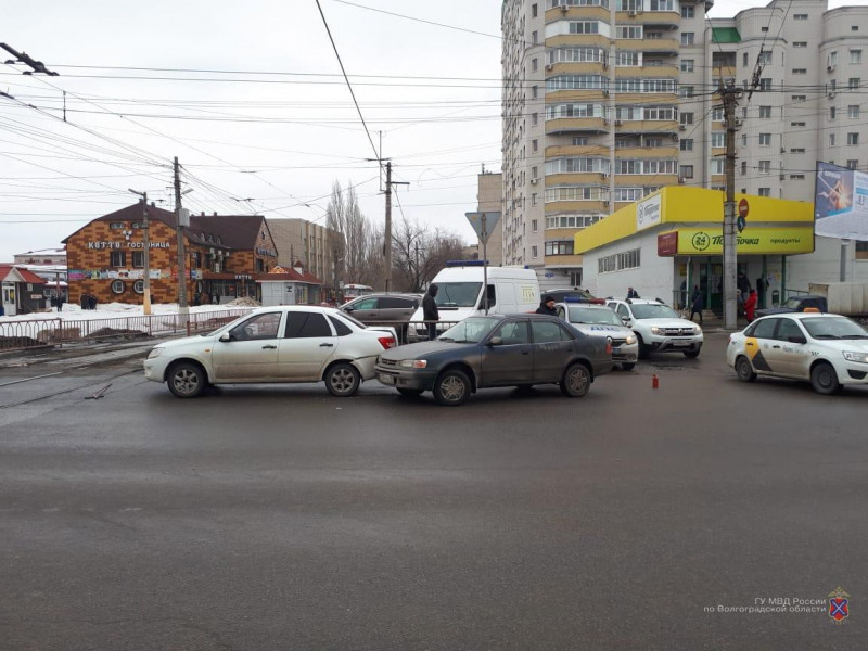 Женщина-водитель на Toyota протаранила «Ладу» в Волгограде: мужчина и 1,5-годовалый ребенок в больнице Женщина-водитель на Toyota протаранила «Ладу» в Волгограде: мужчина и 1,5-годовалый ребенок в больнице