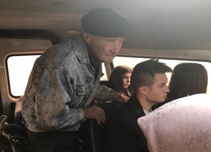 Пожилой мужчина стоял в маршрутке, пока молодежь сидела и «залипала» в телефонах в Волгограде Пожилой мужчина стоял в маршрутке, пока молодежь сидела и «залипала» в телефонах в Волгограде
