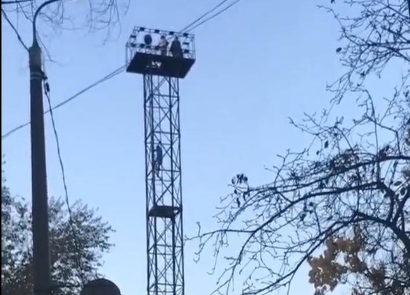 На видео попало, как бесстрашные дети в Волгограде залезают на вышку высотой с 5-этажный дом На видео попало, как бесстрашные дети в Волгограде залезают на вышку высотой с 5-этажный дом