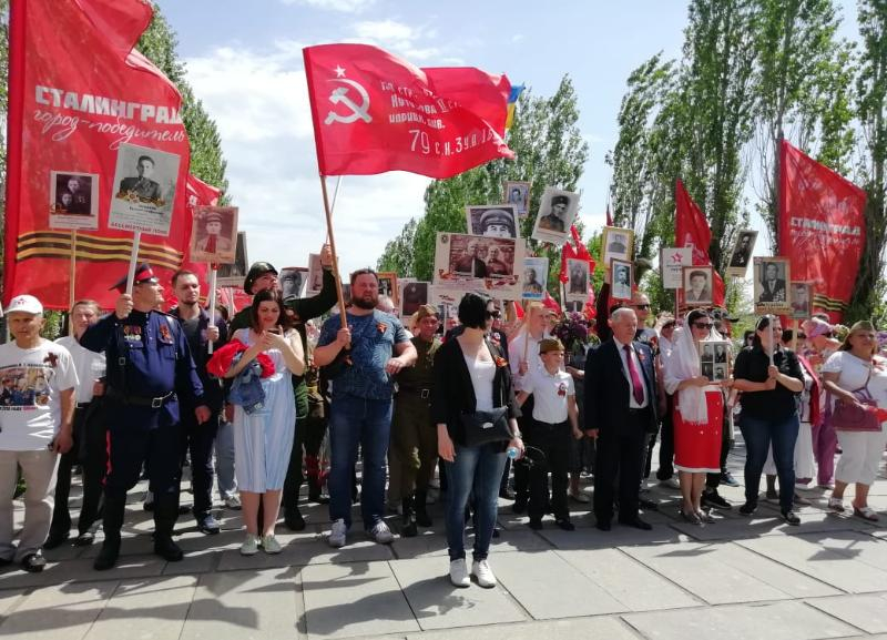 «Бессмертный полк» в Волгограде завершился подъемом на главную высоту России «Бессмертный полк» в Волгограде завершился подъемом на главную высоту России