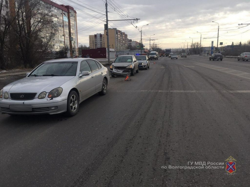 На юге Волгограда Honda протаранила припаркованный Lexus: 11-летняя девочка в больнице На юге Волгограда Honda протаранила припаркованный Lexus: 11-летняя девочка в больнице